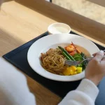 현대차그룹 소프트웨어 기업 포티투닷 구내식당이 판교에서 화제다. 세 끼 무료 제공, 저속노화 식단, 84% 점심 이용률이 주목받는 이유를 정리했다.