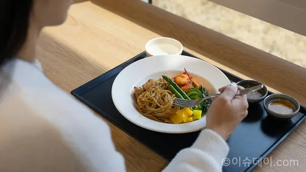 현대차그룹 소프트웨어 기업 포티투닷 구내식당이 판교에서 화제다. 세 끼 무료 제공, 저속노화 식단, 84% 점심 이용률이 주목받는 이유를 정리했다.