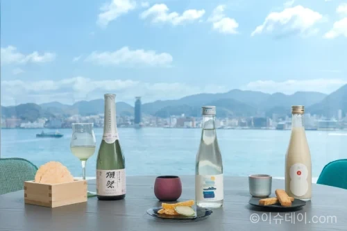 호시노 리조트 리조나레 시모노세키가 복어와 니혼슈를 테마로 한 3실 한정 콘셉트룸 ‘후쿠사케 룸’을 운영한다. 객실 디자인, 니혼슈 페어링, 요금, 한국 여행객 체크 포인트를 정리했다.