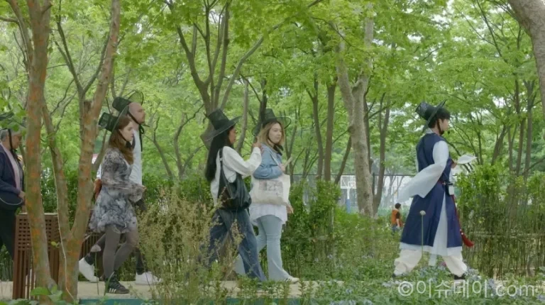 서울시가 서울숲에서 ‘서울정원여행자’ 프로그램을 운영한다. 한복 차림 진행자가 영어로 정원을 설명하는 이색 도슨트 프로그램으로, 외국인 관광객들의 관심이 이어지고 있다.