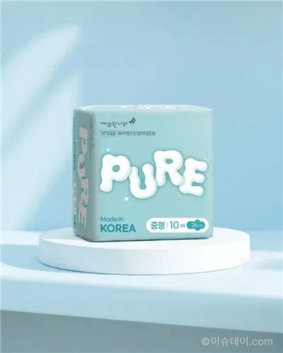 다이소가 10매 1,000원 가격의 ‘퓨어 깨끗한 생리대’를 출시했다. 깨끗한나라 국내 공장에서 생산된 제품으로, 1매당 100원 소포장 가격 구조와 생리대 가격 부담 완화 흐름을 정리했다.