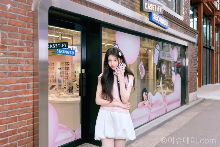 케이스티파이가 아일릿 원희와 함께 ‘Snappy™ 스냅&스틱 컬렉션’ 캠페인을 공개했다. 성수 스토어에서는 체험형 공간 ‘스내피 존’도 운영된다.