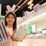 세븐일레븐이 2026년 6월 24일부터 에스더버니 아이메이크업 7종과 믹순 기초화장품 3종을 뉴웨이브 20여 개 점포에 먼저 출시한다.