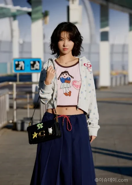 소연 공항패션 뭐 입었나, 코치 브레인 데드백으로 완성한 빈티지룩
