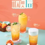 더리터가 2026년 7월 1일 여름 신메뉴 ‘피치 자스민 시리즈’를 출시한다. 피치 자스민 브리즈, 피치 자스민 클라우드, 피치 자스민 그라니따 3종으로 구성되며, 복숭아 자스민 티 베이스와 1리터 사이즈가 특징이다.