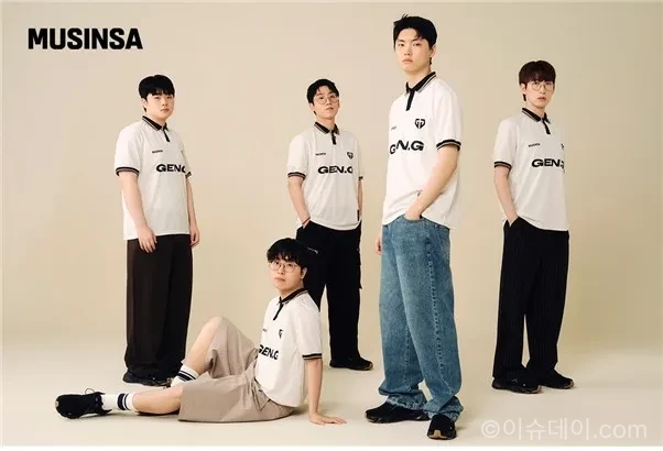 무신사가 젠지 이스포츠의 2026 공식 세컨드 유니폼 컬렉션을 출시했다. MSI와 EWC 출전을 겨냥한 저지·재킷 구성, 쵸비·룰러 참여 향수, 댓글 이벤트 혜택을 정리했다.