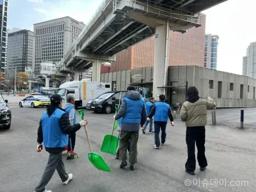 코레일은 전국 13개 철도역에서 노숙인 110명을 대상으로 2026년 노숙인 일자리 협력사업을 추진한다. 참여자는 6개월 동안 하루 3시간씩 월 60시간 근무하며 환경미화와 계도 업무를 맡는다.