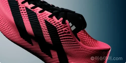 아디다스가 2026년 7월 2일 FW26 클라이마쿨 레이스드(CLIMACOOL LACED)를 출시한다. 3D 프린팅 격자 구조, 360° 통기성, 심리스 디자인, 레이스 조절 착화감, 공식 판매처와 구매 전 확인 포인트를 정리했다.