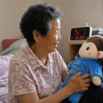 부산시 영도구가 독거어르신 60가구에 AI 돌봄로봇 효돌이를 보급했다. MG새마을금고 약 4,800만 원 후원, 2027년 6월까지 1년 운영, 말벗·복약 알림·이상 징후 감지 기능과 확대 검토 계획을 정리했다.
