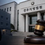 전주 모텔 지인 살해 혐의로 기소된 60대에게 검찰이 징역 30년을 구형했다. 술자리 다툼으로 시작된 사건의 경위와 피고인의 최후진술, 살인의 고의를 둘러싼 재판부의 판단 쟁점을 정리했다.