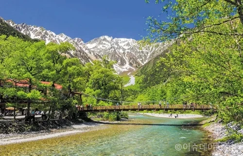 가미코치(Kamikochi)는 일본 나가노현 주부산악국립공원 안 해발 약 1,500m 산악 경승지다. 갓파바시, 다이쇼 연못, 묘진 연못, 신호타카 로프웨이, 다카야마 산마치와 미야가와 아침시장까지 여행 코스를 정리했다.