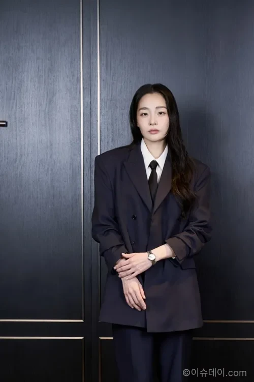 배우 김민하가 영화 ‘하나 코리아’ 인터뷰에서 배역을 위해 1년 반 이상 체중을 감량했고, 2025년 ‘태풍상사’ 때와 비교해 거의 18kg 줄었다고 밝혔다. 외모 가치관 해명과 배우로서의 역할 변화 철학을 정리했다.