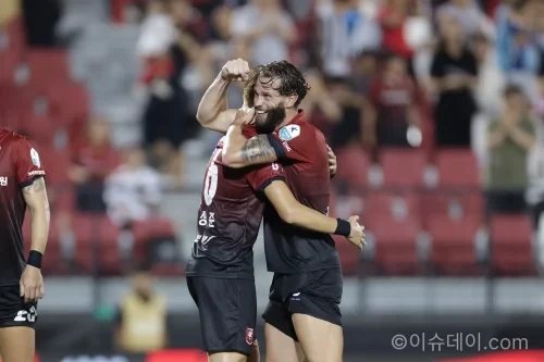 2026년 K리그1 부천FC 포항전에서 골을 넣고 기뻐하는 갈레고와 가브리엘