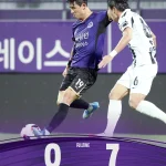 FC안양 서울 0-7 패배 후 경기장을 바라보는 유병훈 감독