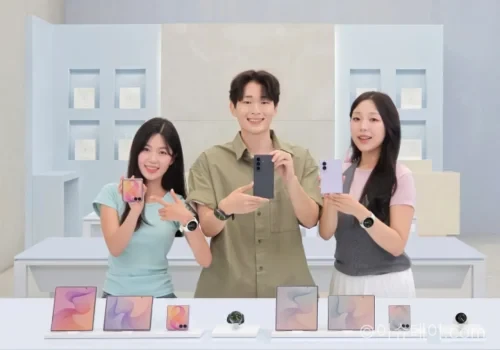 삼성전자 갤럭시 Z 폴드8을 펼쳐 사용하는 모습
