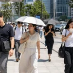 서울 온열질환자가 하루 23명으로 올여름 최다를 기록했다. 폭염중대경보의 의미와 서울시 대응, 온열질환 예방·응급대처 수칙을 정리한다.
