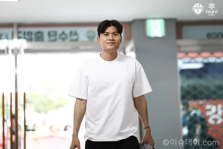 강원FC 정경호 감독이 K리그1 경기 후 선수들과 함께하는 장면