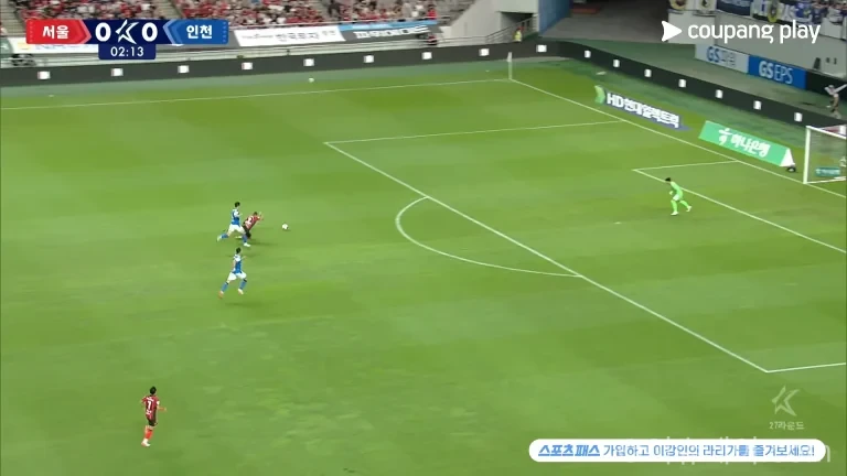 인천 유나이티드 김건희가 FC서울전에서 수비하는 경기 장면