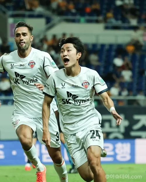 제주SK 아이아스가 광주FC전 후반 18분 결승골을 기록한 뒤 기뻐하는 모습