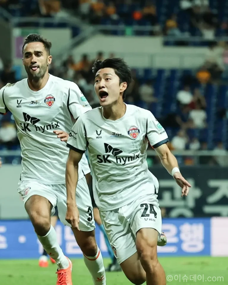 제주SK 아이아스가 광주FC전 후반 18분 결승골을 기록한 뒤 기뻐하는 모습