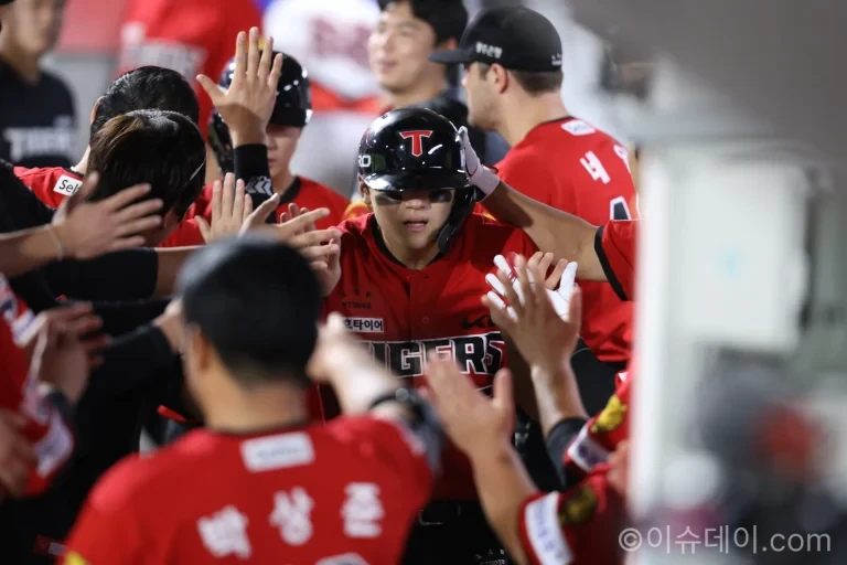 KIA 김도영이 삼성 라이온즈전에서 시즌 40호 홈런을 치는 모습