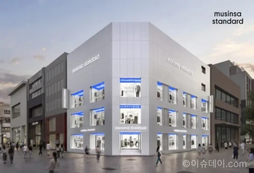 무신사 스탠다드 명동중앙점 외관과 매장 전경