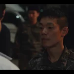 신병4 6회에서 강찬석이 외박 중 청소년 무리와 마주하는 장면