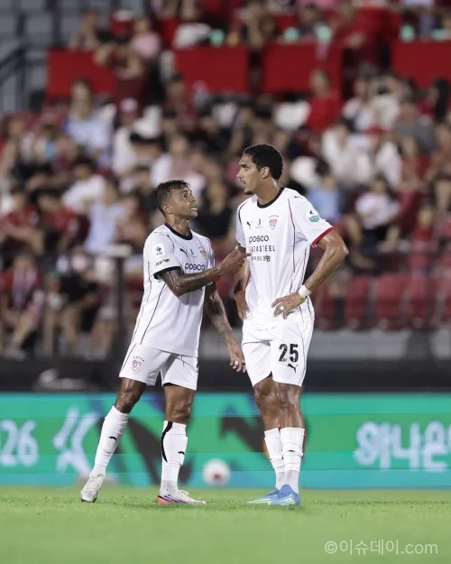 포항 스틸러스 조르지가 대전 경기에서 헤더 선제골을 넣는 모습