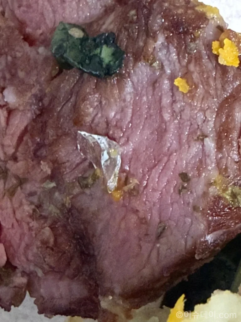 샐러드 유리 조각 논란과 관련해 고객이 공개한 음식 사진