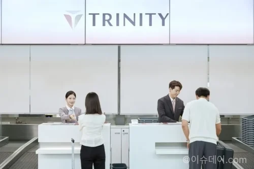 트리니티항공 승무원들이 새 유니폼을 입고 운항을 준비하는 모습
