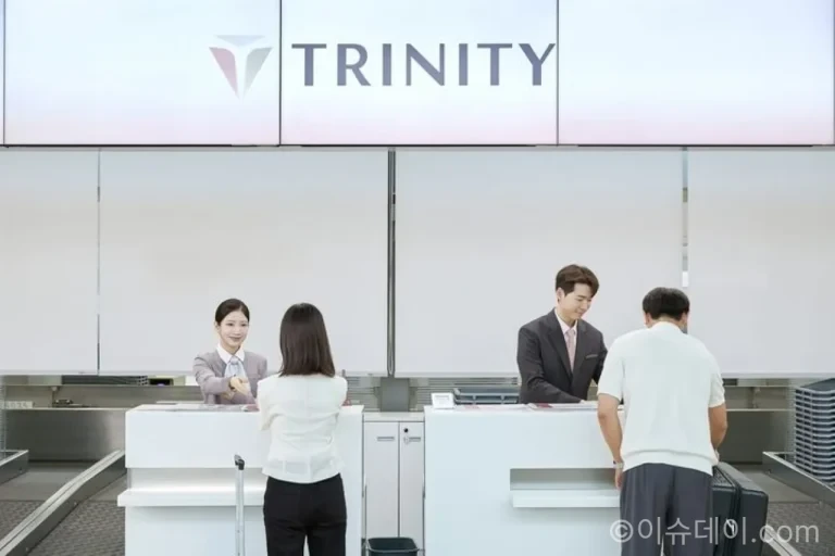 트리니티항공 승무원들이 새 유니폼을 입고 운항을 준비하는 모습