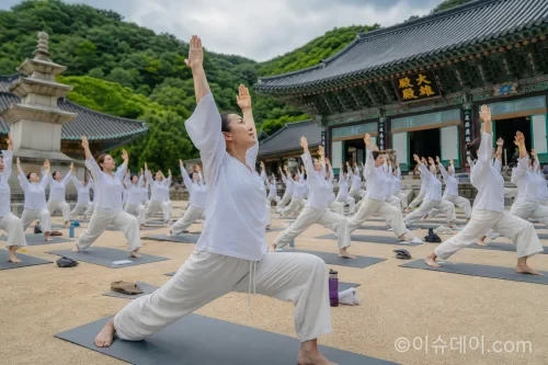 화엄사 경내에서 열린 요가대회에 참가한 사람들이 단체로 요가를 하고 있다.