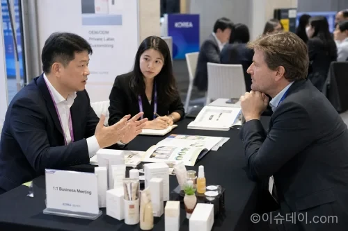 참가 기업 관계자와 해외 바이어가 수출 상담을 진행하는 장면