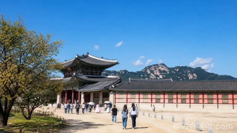 9월 늦더위 속 맑은 가을 하늘 아래 고궁을 산책하는 사람들
