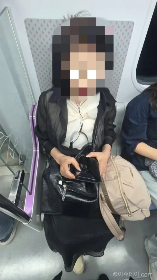 서울 지하철 임산부 배려석과 옆 빈 일반 좌석 모습