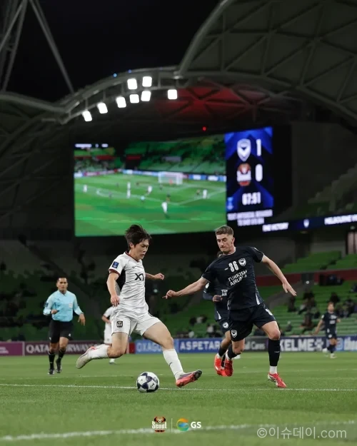 FC서울 선수들이 멜버른 원정 ACL2 경기를 치르는 모습