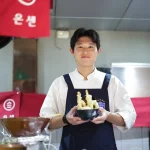 울산 HD 이동경이 서울 광화문 식당에서 텐동을 직접 조리하는 모습