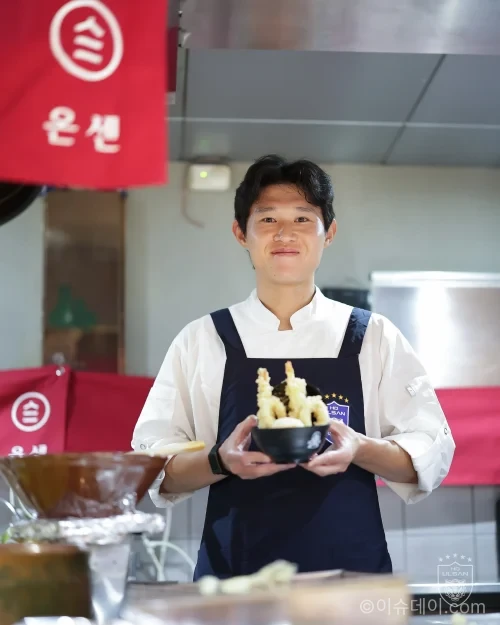 울산 HD 이동경이 서울 광화문 식당에서 텐동을 직접 조리하는 모습