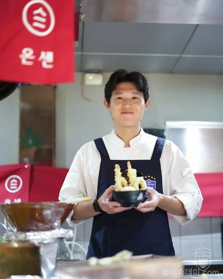 울산 HD 이동경이 서울 광화문 식당에서 텐동을 직접 조리하는 모습