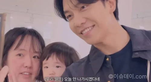 키즈카페에서 장난감과 볼풀장을 청소하는 이승기 모습