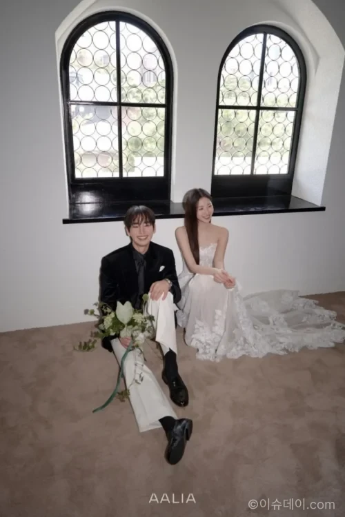 2026년 10월 결혼을 발표한 송지호 김소리 웨딩 화보