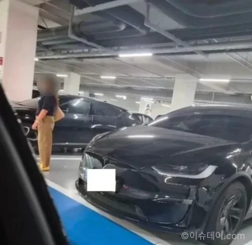 주차 공간을 사람이 미리 맡아 차량 진입을 막는 상황을 설명하는 이미지