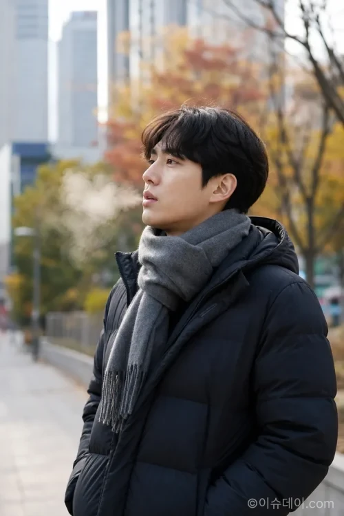 쌀쌀해진 날씨에 따뜻한 옷차림으로 외출한 시민의 모습