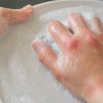 손 습진 원인이 되는 맨손 설거지 모습.