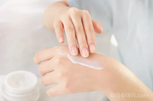 손 습진 예방을 위해 설거지 후 손에 보습제를 바르는 모습.