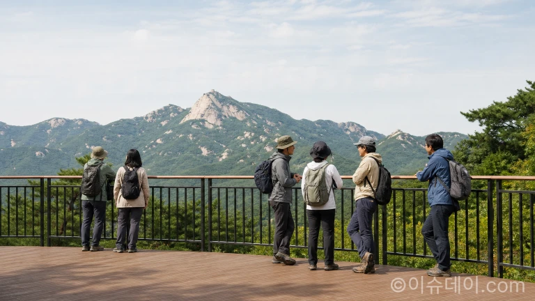 백악산 탐방로에 새로 생긴 조망 쉼터에서 휴식을 취하는 등산객들