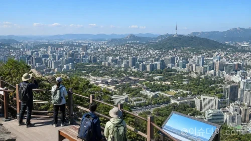백악산 탐방로 조망 쉼터에서 바라본 서울 경복궁과 남산 일대 전경