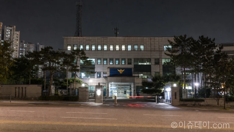 전자발찌 찬 40 용의자가  서울 관악경찰서 관할 지구대에서 항의 소란을 피우다 공무집행방해 혐의로 체포