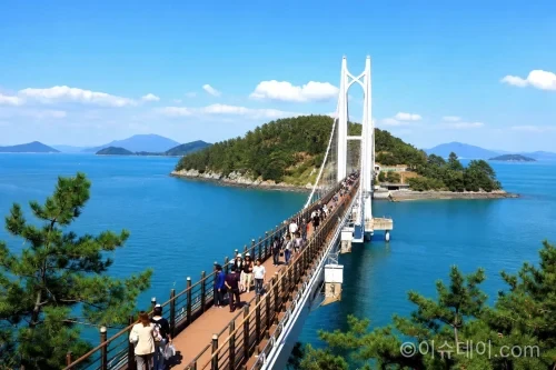 강진 가우도와 육지를 잇는 출렁다리 전경