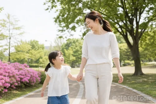 엄마와 아이가 함께 공원을 산책하는 모습